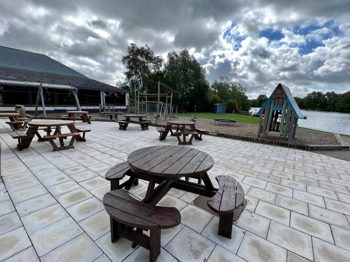 Mallard Corner, Cosy Cotswold Lakeview Дом отдыха Саут-Керни