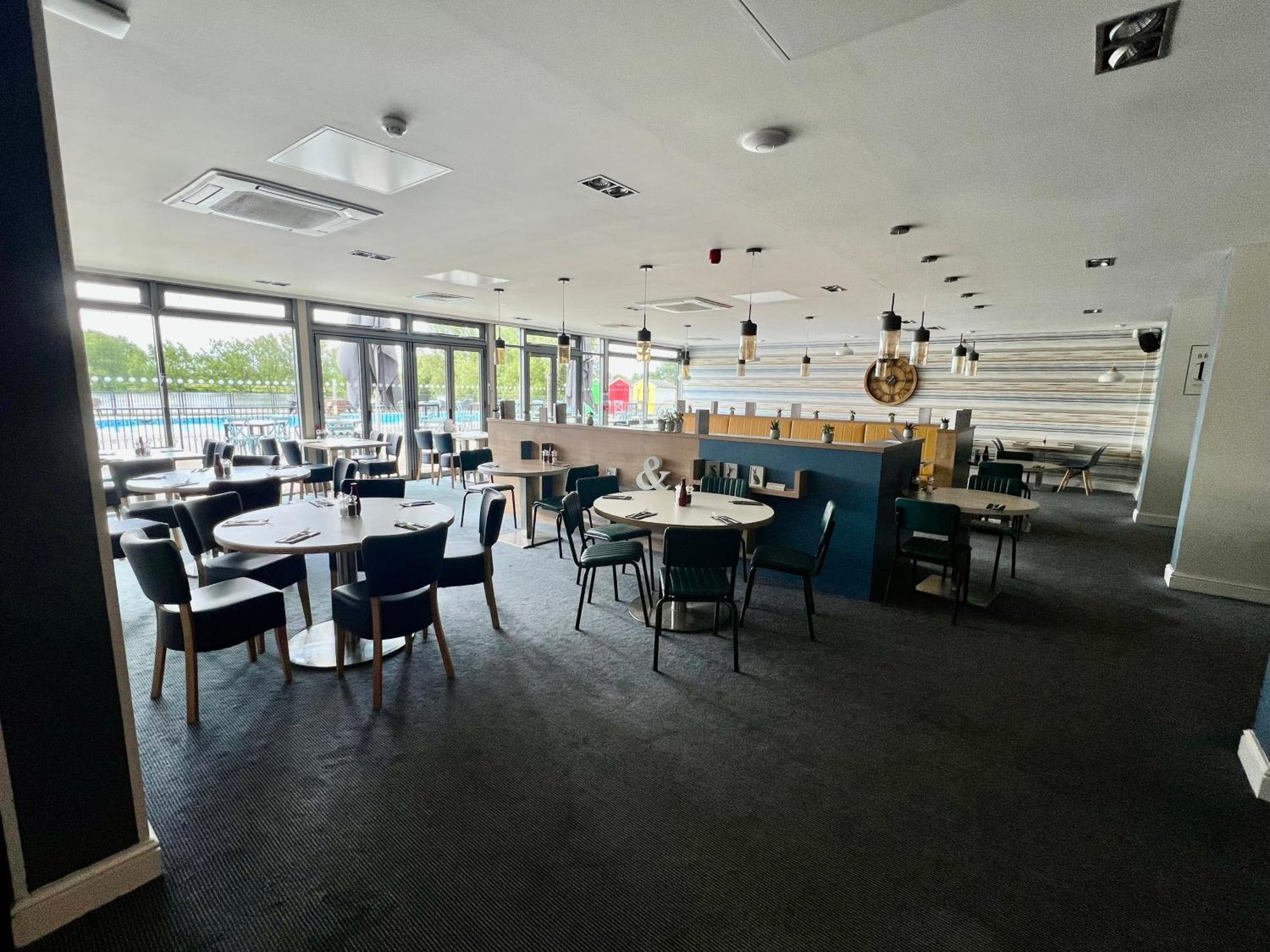 Mallard Corner, Cosy Cotswold Lakeview Дом отдыха