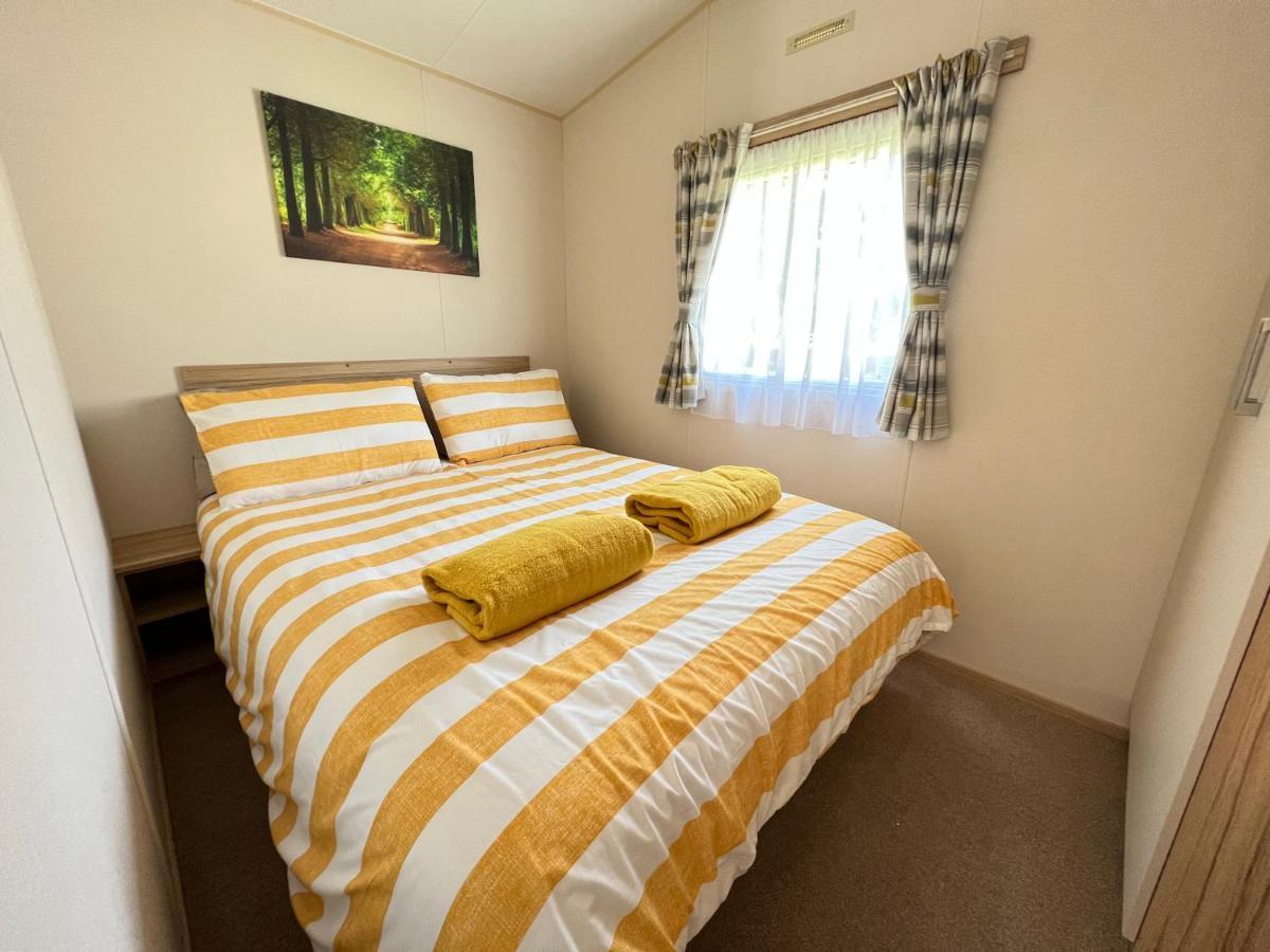 Mallard Corner, Cosy Cotswold Lakeview Holiday home South Cerney