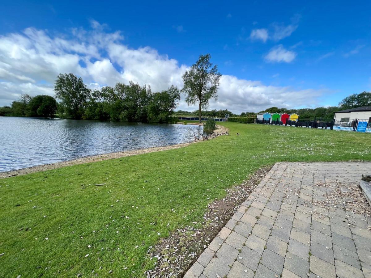 Mallard Corner, Cosy Cotswold Lakeview Holiday home