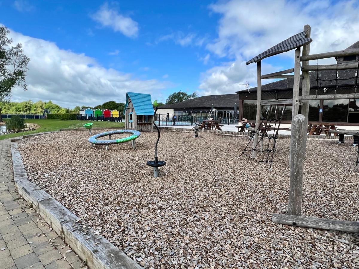 Holiday home Mallard Corner, Cosy Cotswold Lakeview *