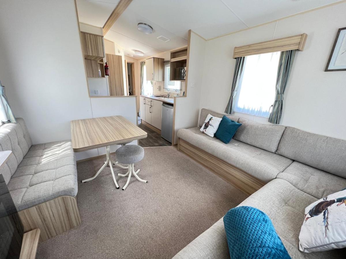 Mallard Corner, Cosy Cotswold Lakeview