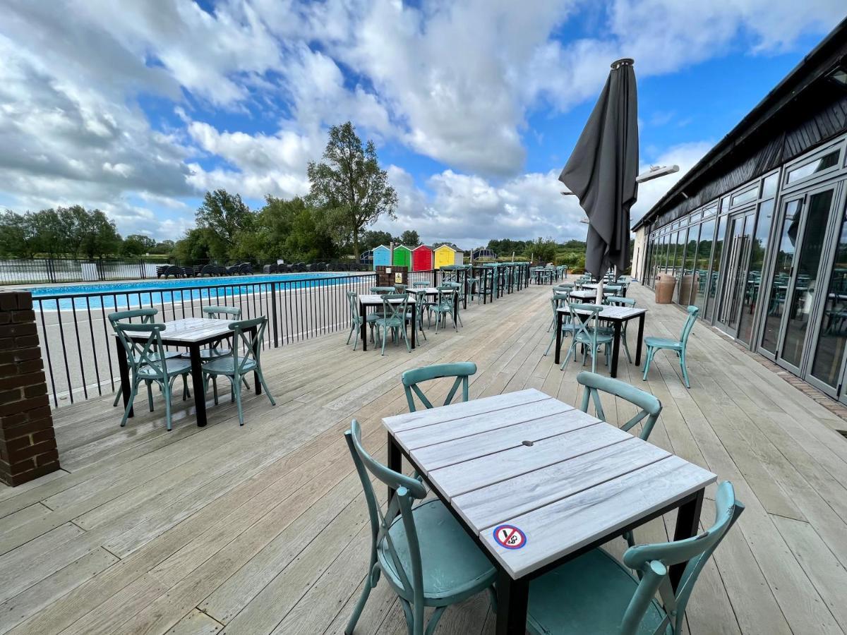 Mallard Corner, Cosy Cotswold Lakeview