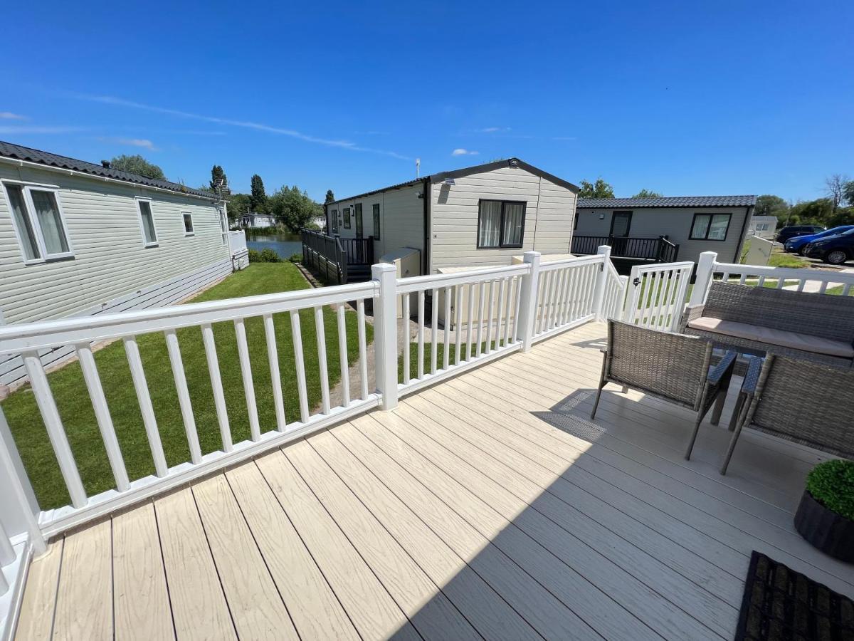 Holiday home Mallard Corner, Cosy Cotswold Lakeview *