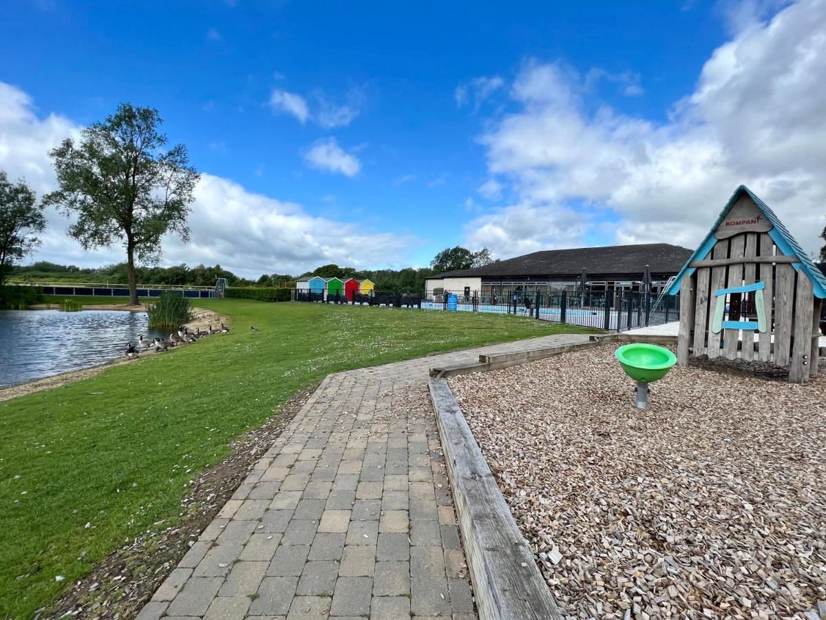 Mallard Corner, Cosy Cotswold Lakeview Holiday home South Cerney