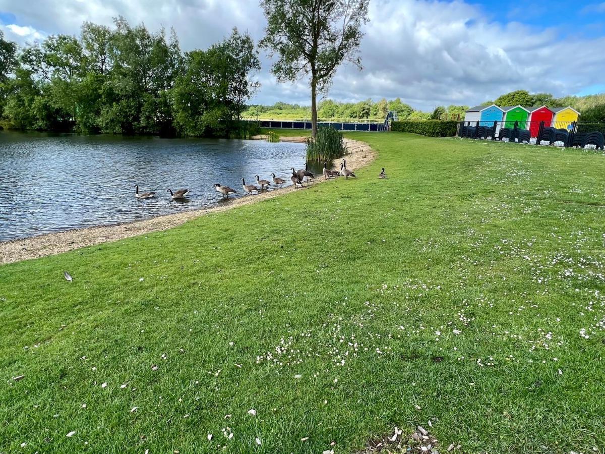 Mallard Corner, Cosy Cotswold Lakeview Holiday home South Cerney